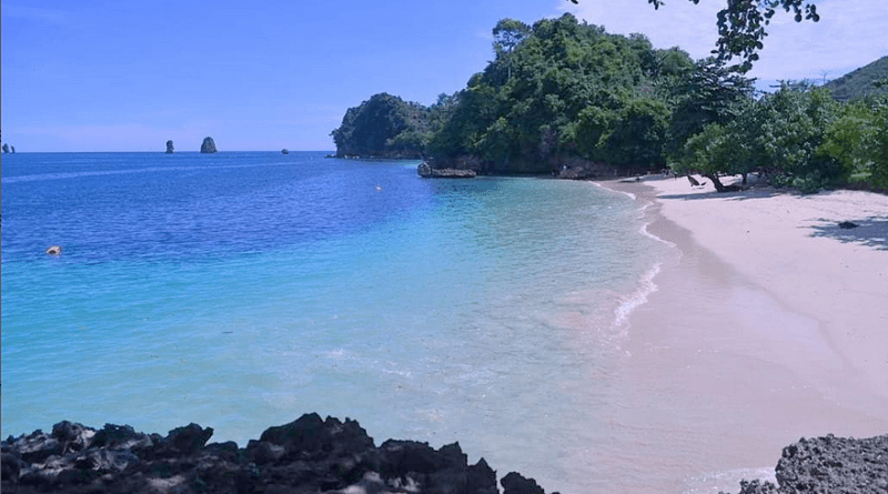 Pantai Tiga Warna Yang Terletak di Malang