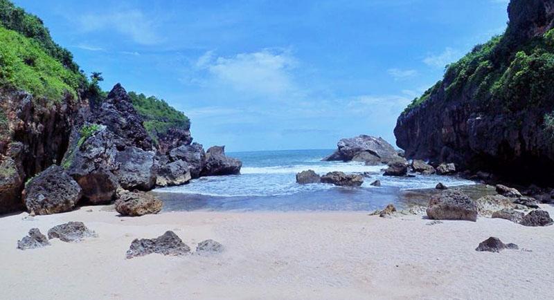 Tempat Wisata Menarik Sekitar Yogyakarta - Wohkudu Beach