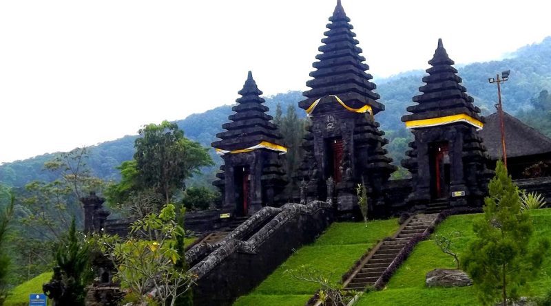 Wisata Pura Parahyangan Agung Jagatkartta Pura yang diAnggap Sakral