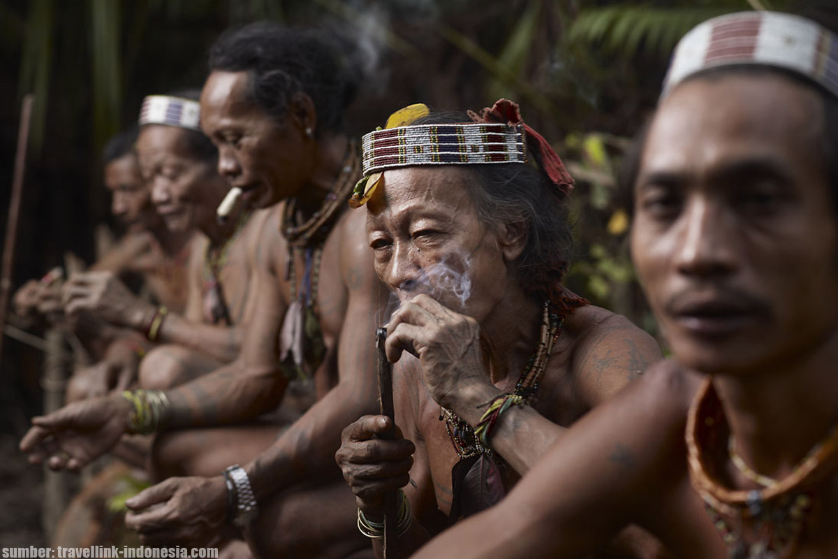 Mengenal Suku Dayak, dari Asal Usul Hingga Tradisi - Penjaga Suku Dayak Seragam Merah - Masyarakat Dayak Kalimantan