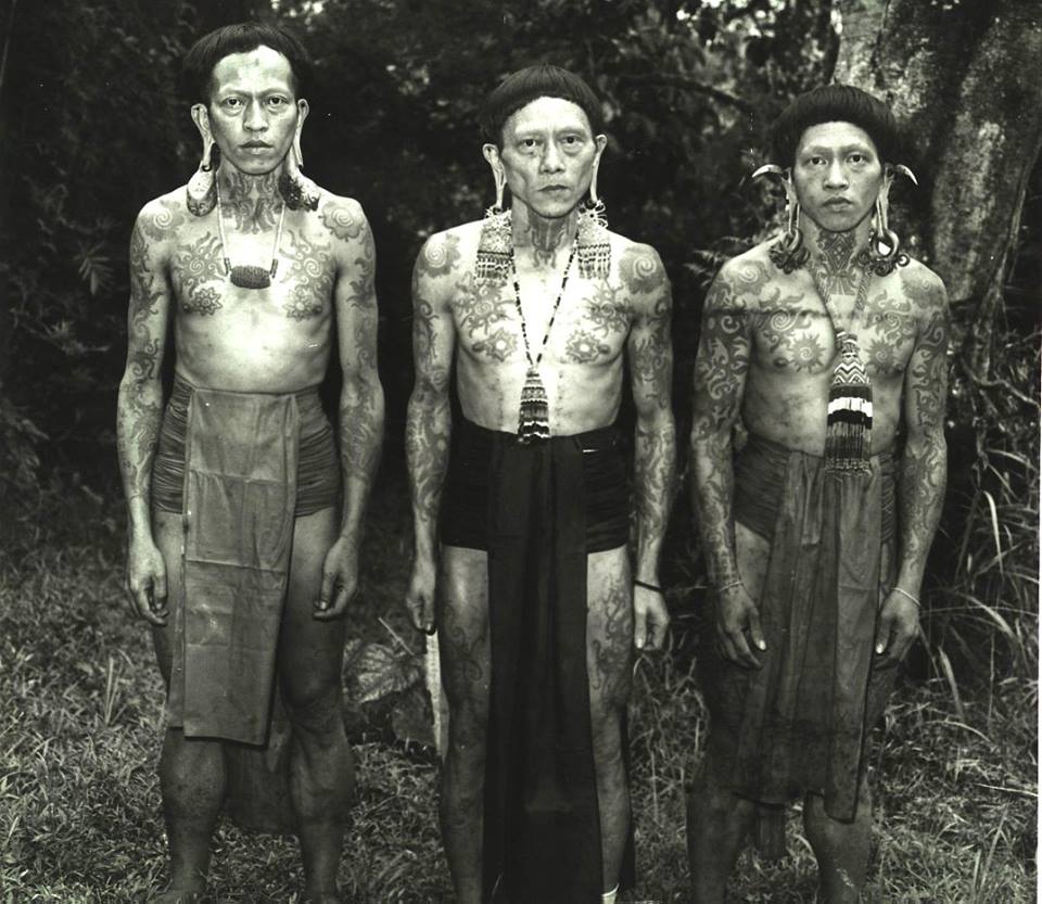 Mengenal Suku Dayak, dari Asal Usul Hingga Tradisi - Penjaga Suku Dayak Seragam Merah - Macam tatto asli suku dayak yang biasa terlihat pada masyarakatnya