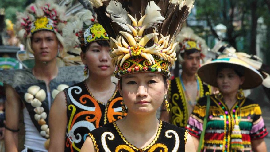 Mengenal Suku Dayak, dari Asal Usul Hingga Tradisi - Penjaga Suku Dayak Seragam Merah - Beberapa gambar perempuan Suku Dayak Borneo
