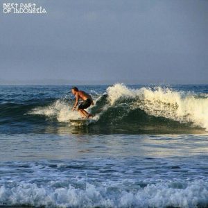 berselancar di pantai pangandaran