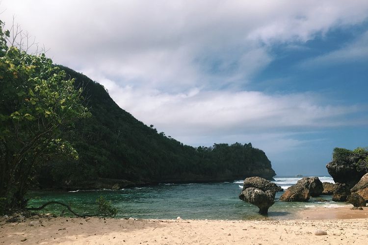 Pantai Watu Leter Malang