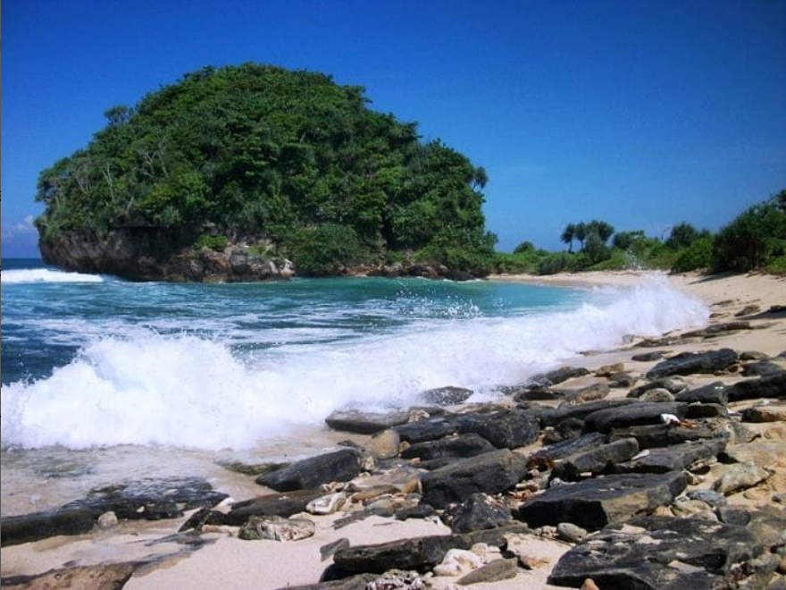 Keindahan Pantai Goa Cina di Malang