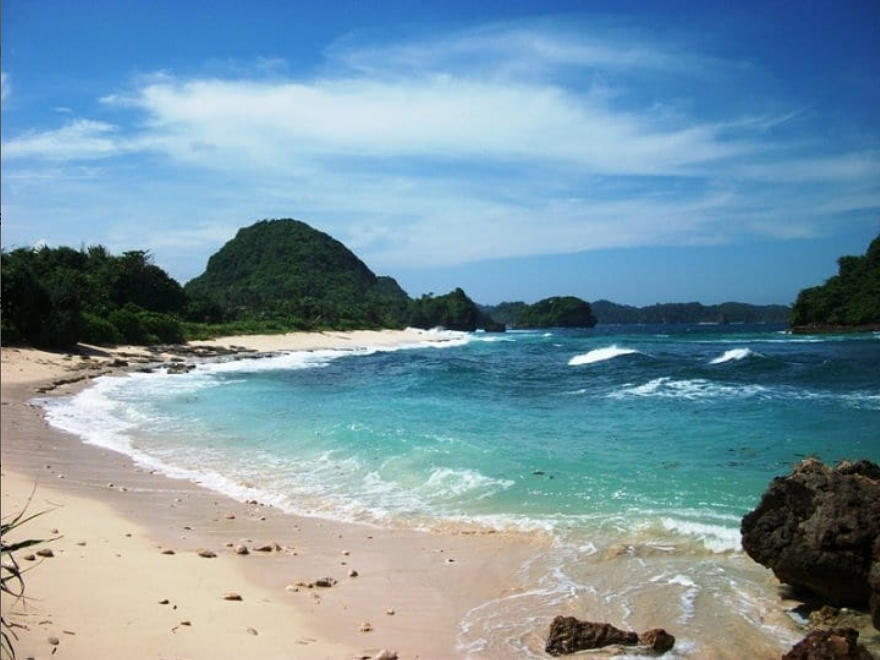 Keindahan Pantai Goa Cina di Malang