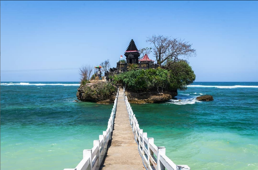 Pesona Alam Pantai Balekambang di Malang