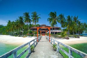 Wisata Sambil Nikmati Keindahan Pantai Di Pulau Sikaui