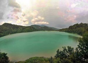 Pemandangan Danau Tes Indah Nan Mempesona