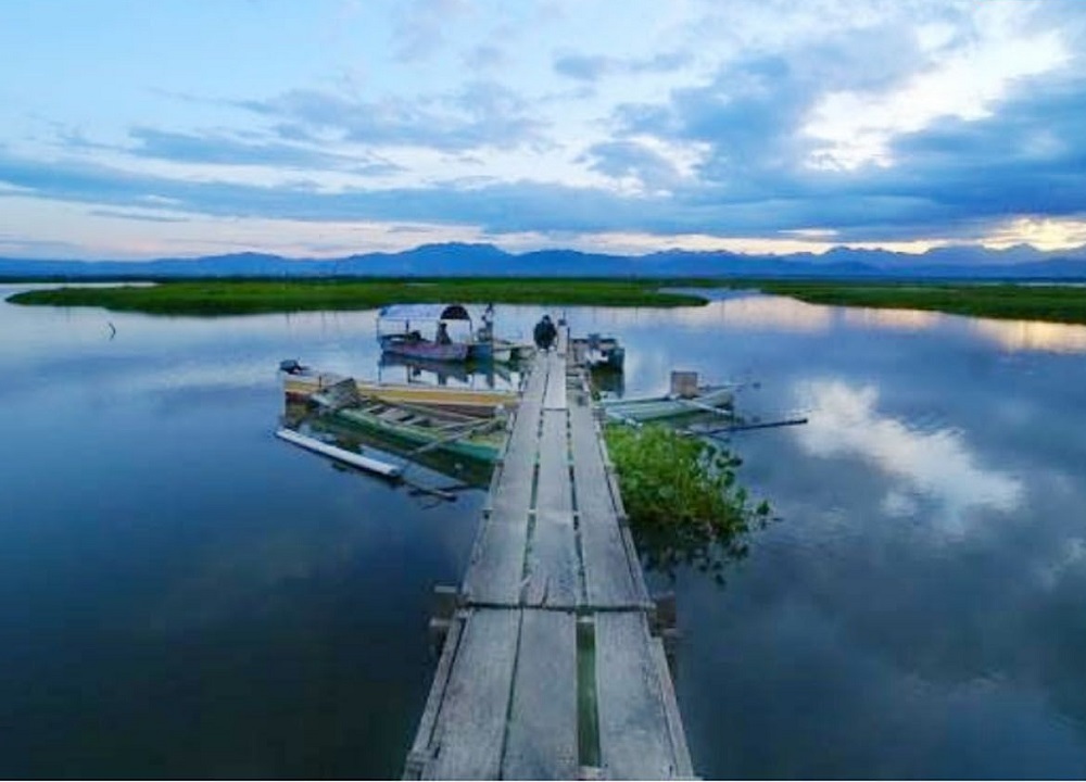 10 Rekomendasi Lokasi Wisata Terbaik 2023 - Danau Limboto di Gorontalo
