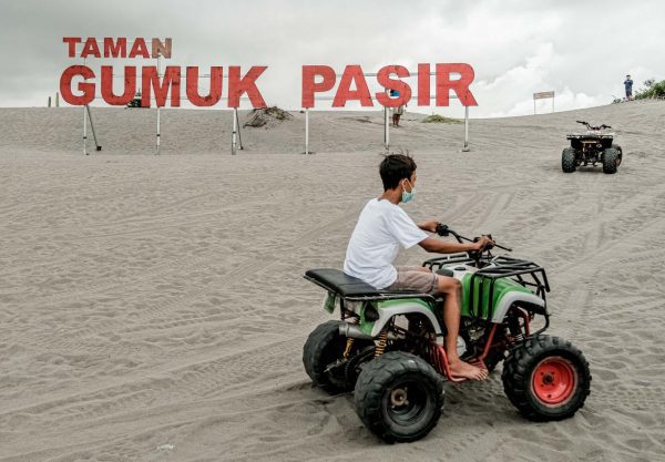 Bermain Sandboarding di Pasir Parangkusumo Yogyakarta