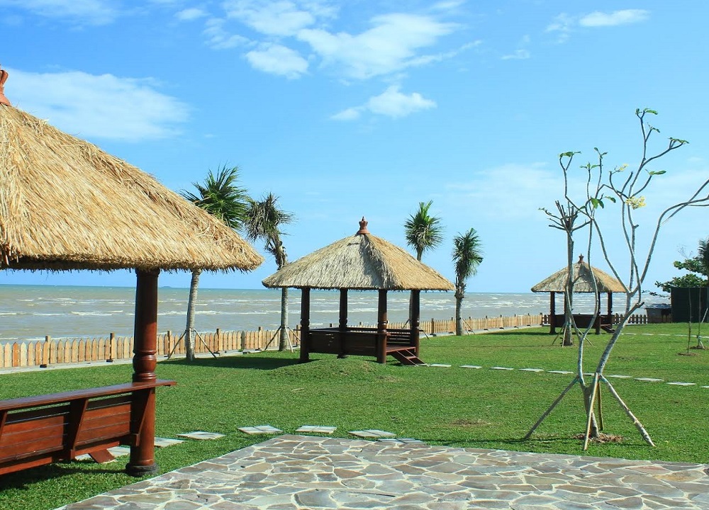 Beach Club Desa Batakan - Pemandangan laut dari beach club