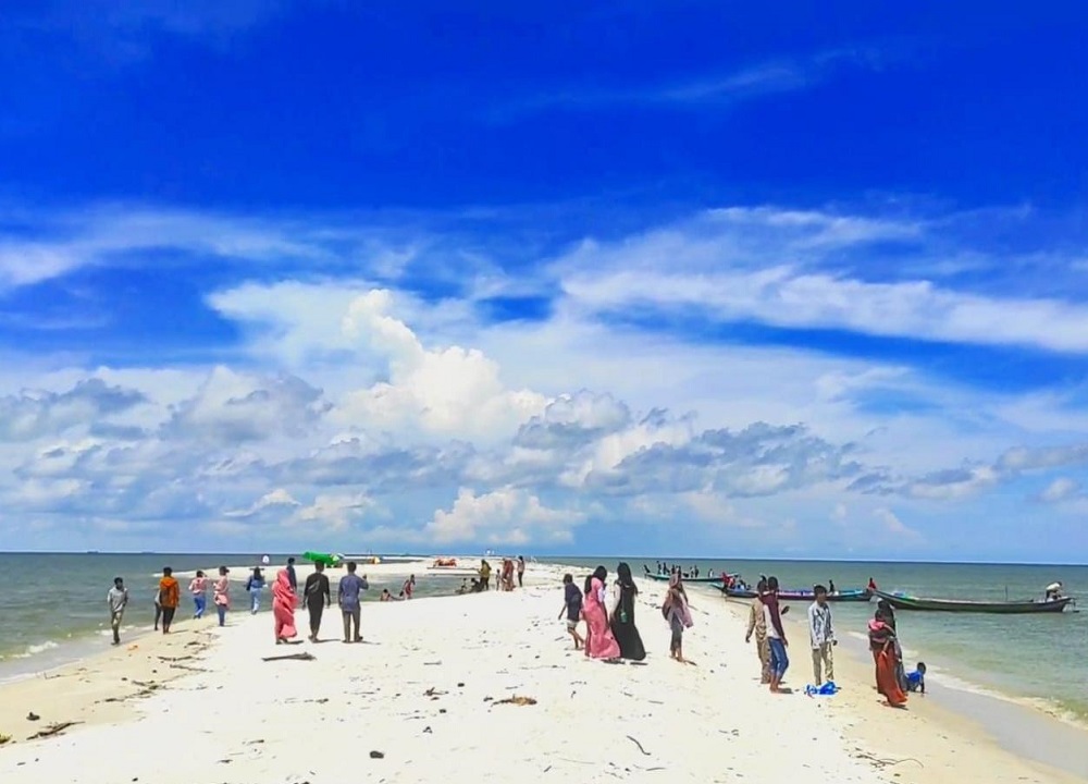 Gosong Senggora Destinasi Wisata Bahari Menarik - Banyak wisatawan terlihat sedang menikmati suasana pantai dengan bermain air