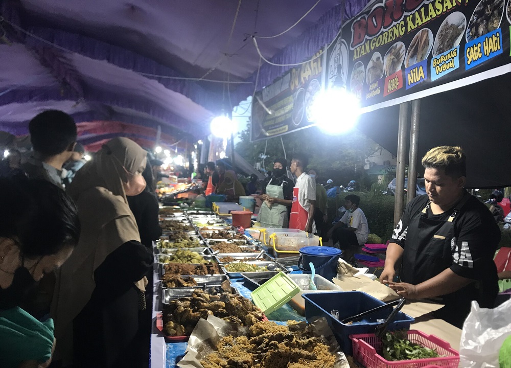 Peresmian Pembukaan Pasar Wadai Palangkaraya - Keramaian masyarakat setempat yang masih ada lepas magrib.